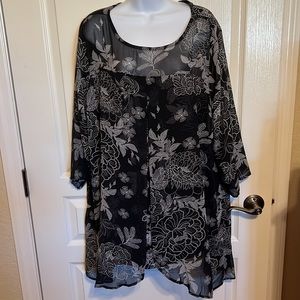 Ladies B&W Tunic NWT